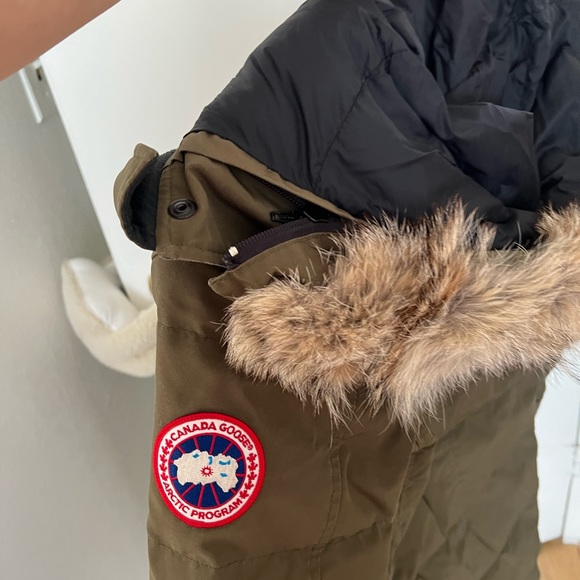Canada Goose Padding Jacket - Picture 4 of 9